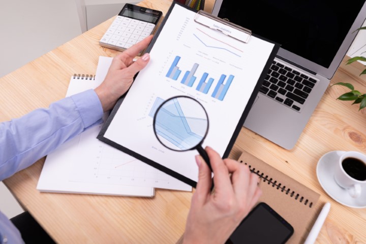 Are Auditors Missing Red Flags by Ignoring Industry Benchmarks?